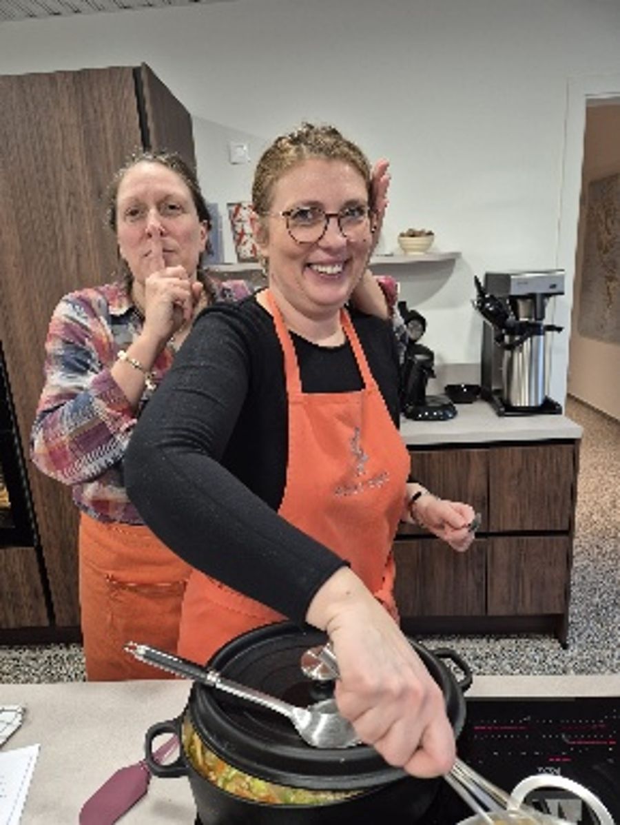 Charlotte Huc et Sabina Teftedarija animant l'atelier nutri-culinaire